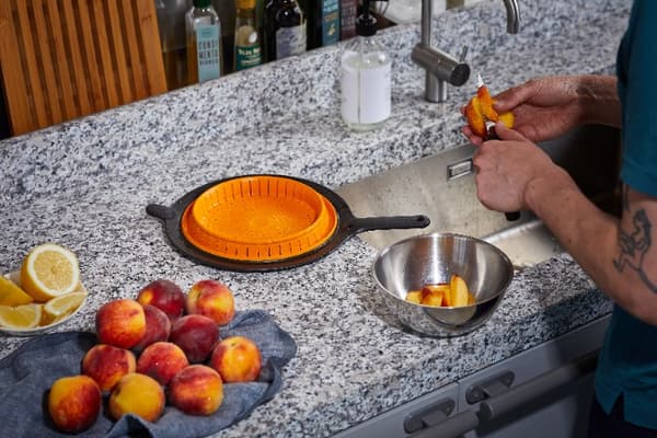 FISKARS FUNCTIONAL FORM -siivilä kahvalla ja höyrysiivilällä