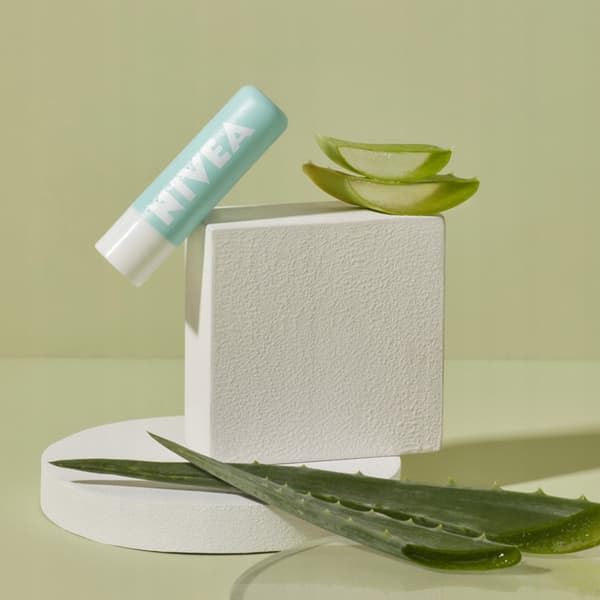 NIVEA Caring Scrub blød læbeskrub med aloe vera 4,8 g