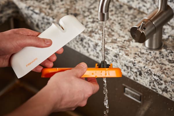 FISKARS ROLL-SHARP Professionell keramisk knivslipare för kök