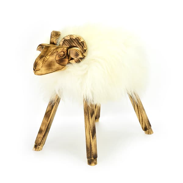 Ett vackert, stort lamm av trä och läder