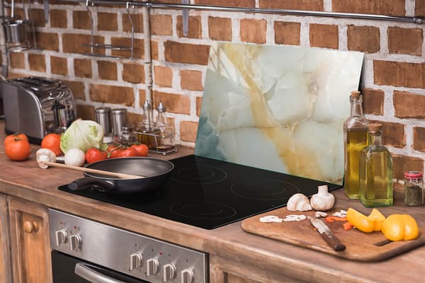 GLASBESKYTTELSESPLADE TIL KOMFUR 70x52 MARMOR