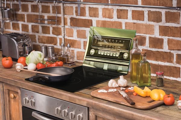 GLAS SKÄRBRÄDA 40x30 RADIO