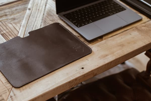 Mørkebrun håndlavet MacBook 13" Hydro-etui