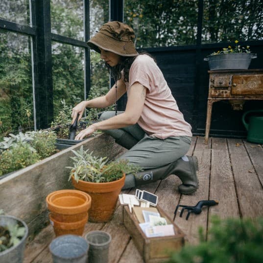 FISKARS SOLID Liten smal trädgårdsspade med måttband för plantering av växter