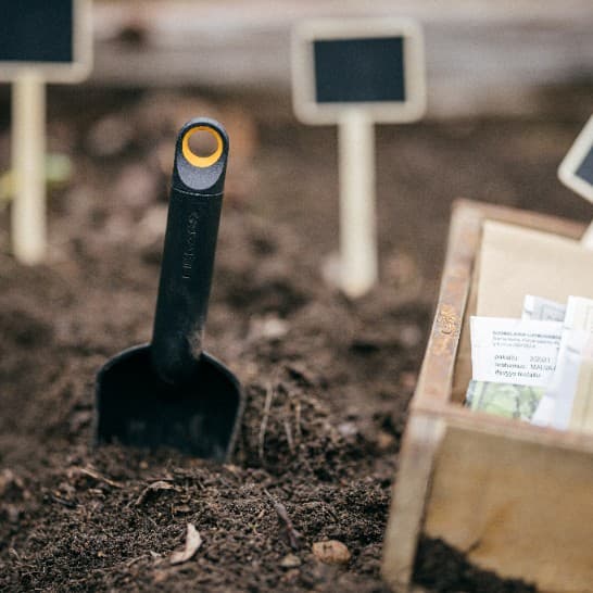 FISKARS SOLID Pieni puutarhalapio mittanauhalla istutusmultaa varten