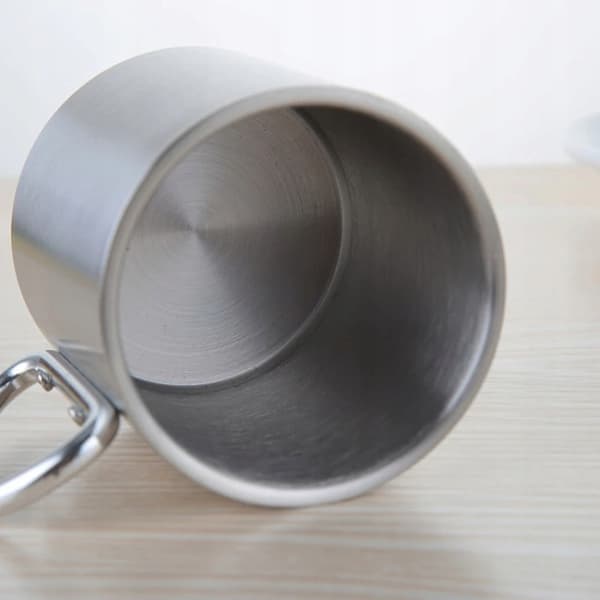 Metallmugg med karbinhake