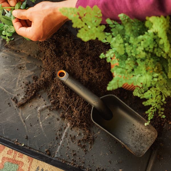 FISKARS Liten smal trädgårdsspade för omplantering av växter