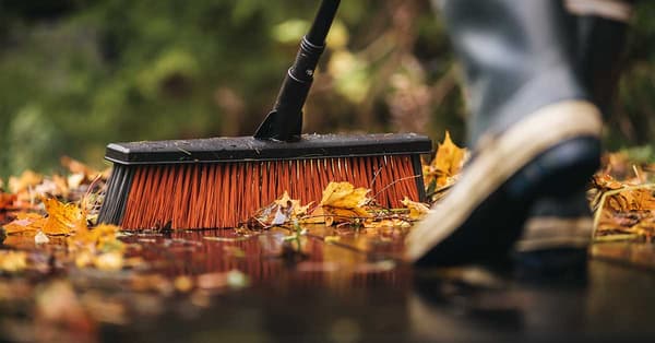 FISKARS SOLID Yleiskäyttöinen puutarhaharja terassille, L