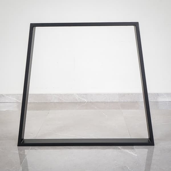 TRAPEZOID-jalka 80x71 cm MUSTA