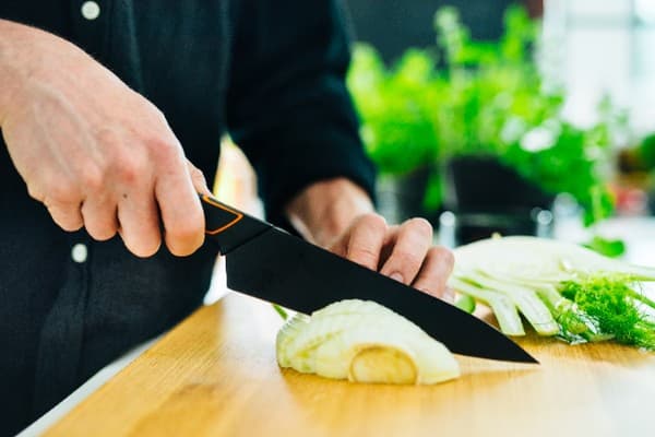 FISKARS EDGE Kockkniv för att hacka grönsaker och kött, vass, 19 cm