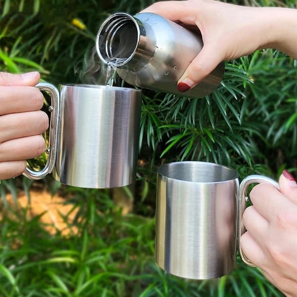 Metallmugg med karbinhake