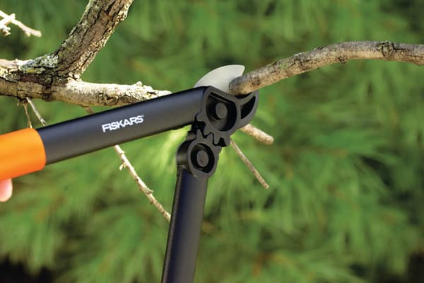 Fiskars PowerGear tosiddet hækksaks til hårde grene