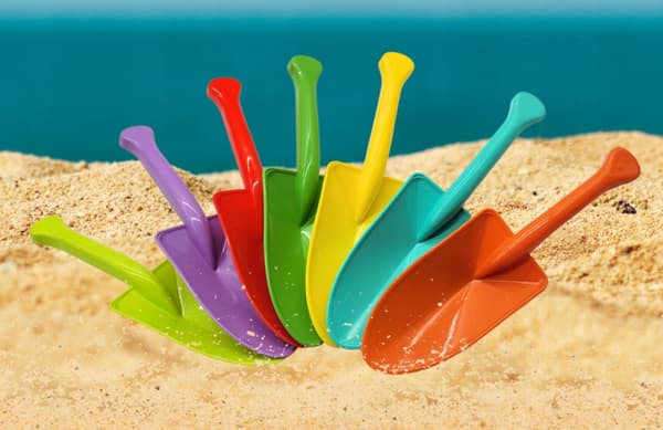 SET MED 10 FÄRGGLADA SANDSPADAR 27 CM SOLID strandspade