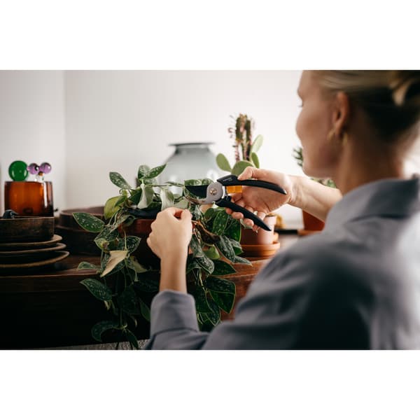 FISKARS SOLID P121 Puutarhaleikkurit - yhden käden 25 cm