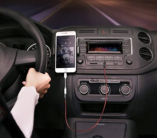 KUULOKESOVITTIN IPHONEEN LIITINSOVITTIN