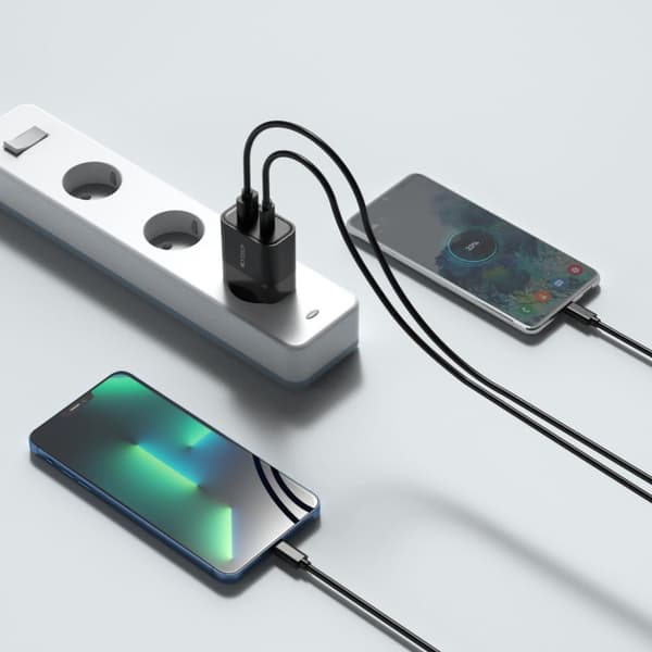 C30W USB-C USB-A 30W seinälaturi - musta