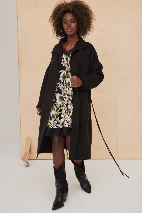 Huggo Sort Plus Size Damefrakke