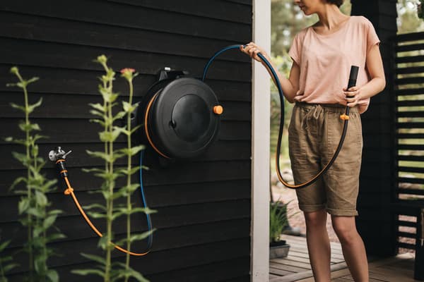 FISKARS SOLID Bevattningsset - 1/2 trädgårdsslang på rulle, 30 m