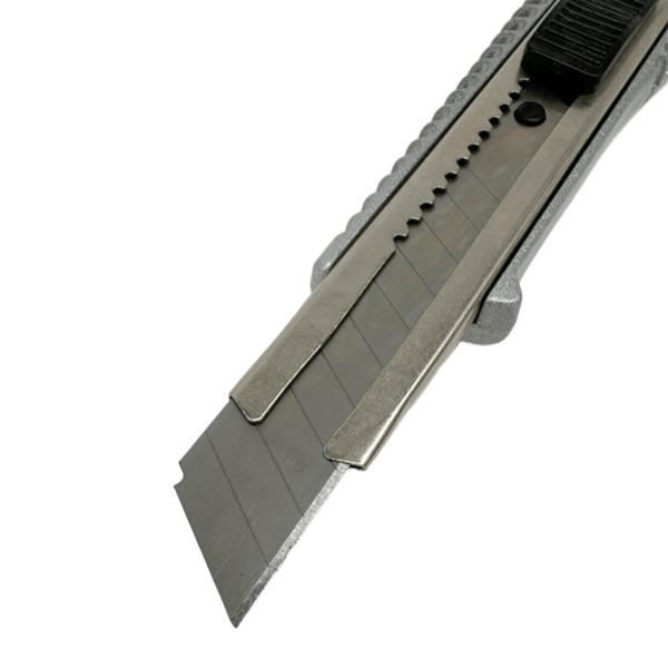 Utdragbar metallkniv 18mm silvergobeläng