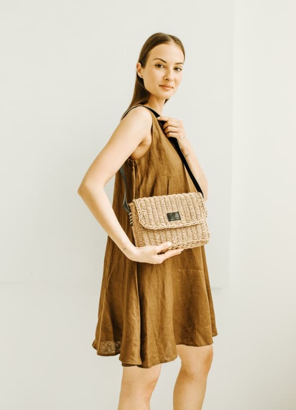 BTL-RA-02 BEIGE-SORT Moderne skuldertaske SOLLY