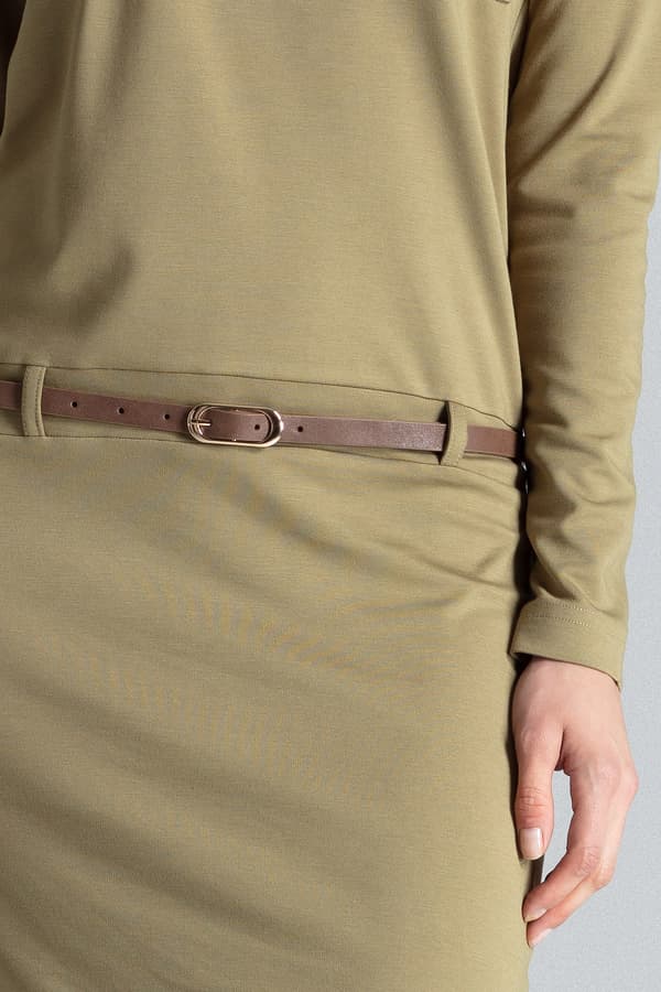 M414 elegant grön klänning med långa ärmar och båtringning storlek M