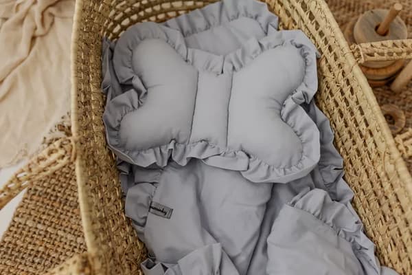 Ljusgrått volangbarnvagnsset