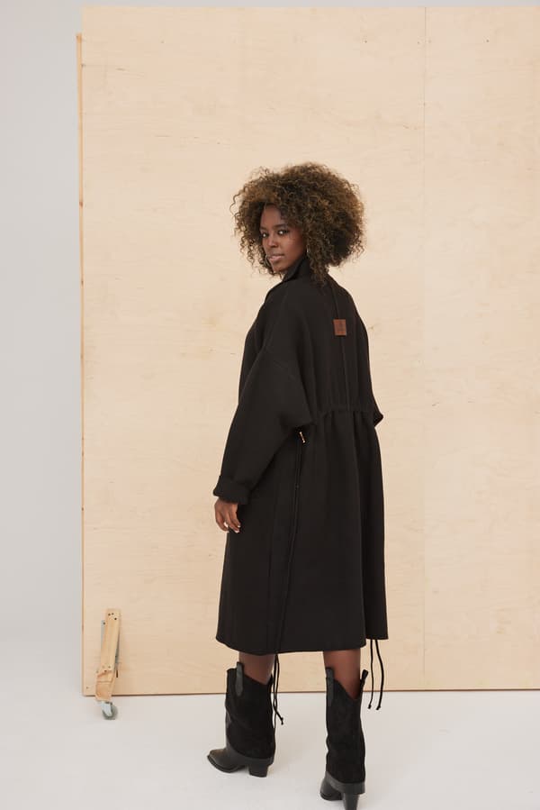 Huggo Sort Plus Size Damefrakke