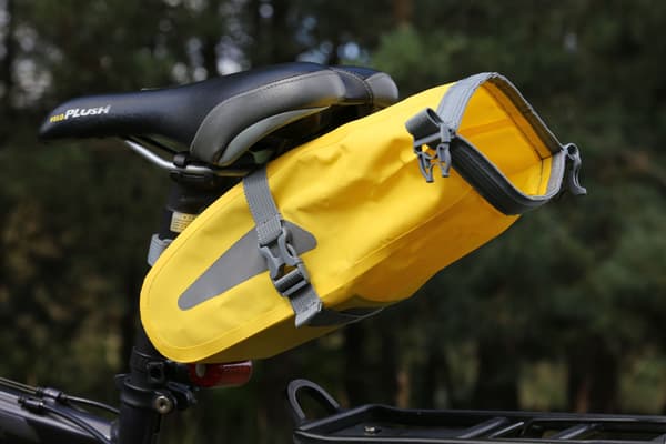 Röd cykelsadelväska