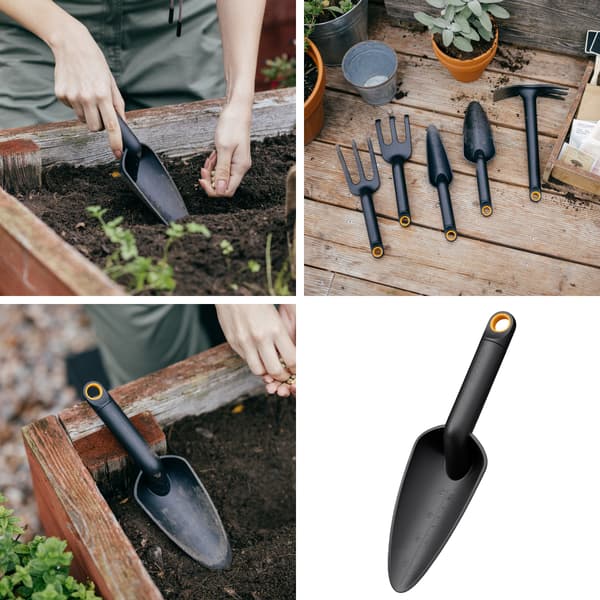 FISKARS SOLID Liten trädgårdsspade med måttband för planteringsjord