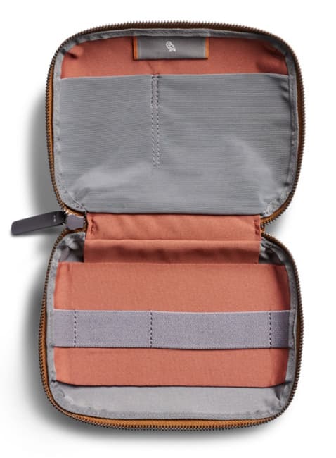 Bellroy Tech Kit Compact - mobiililisävarusteiden järjestäjä (pronssi)
