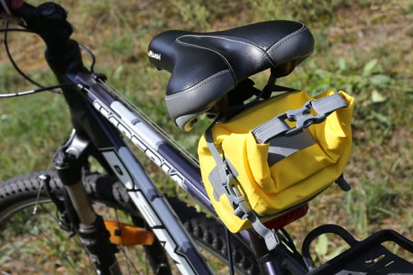 Gul cykelsadelväska