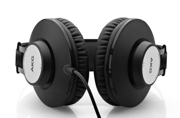 AKG K72 - Studiestängda hörlurar, på öronen