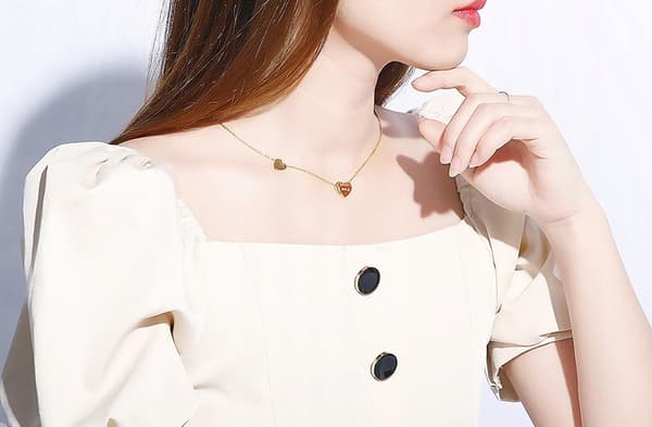 Collar de acero con corazón ajustable dorado