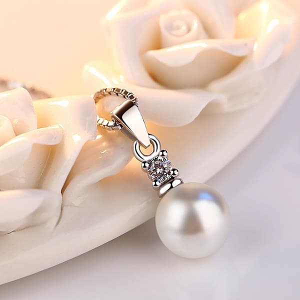 Silverfärgat halsband med imitations pärla