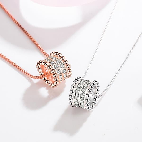 Silverfärgat halsband med kedja och vit strass