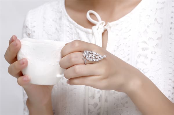 Smuk stor ring med strasskrystaller