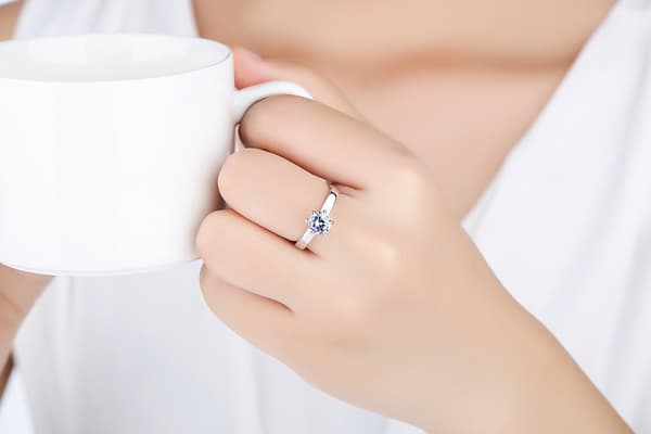 Smuk ring med rhinstenskrystal