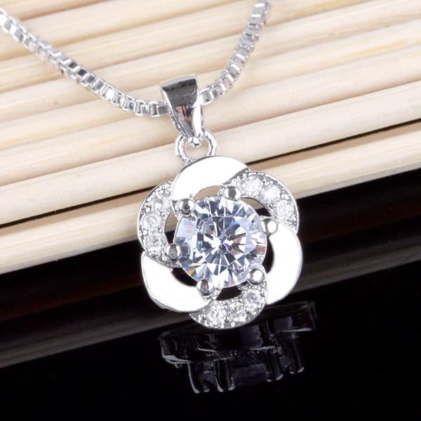 Silverfärgat halsband med kedja och vit strass