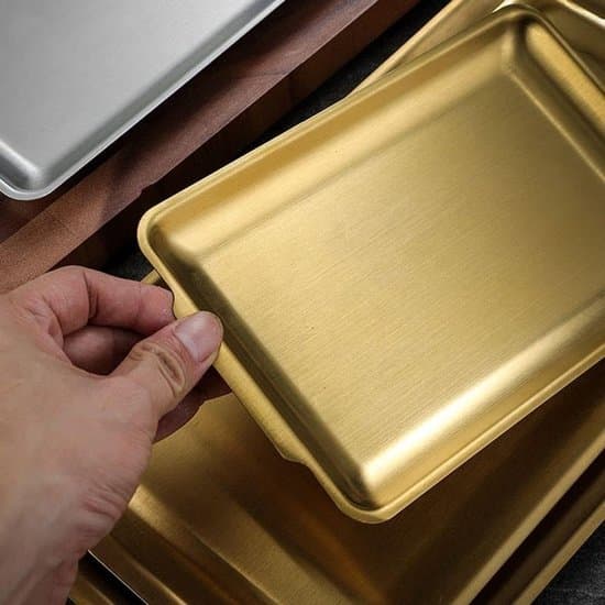 Rektangulär metallbricka 32x16 cm - Guldfärgad serveringsbricka för inomhus- och utomhusbruk, lättskött och hållbar