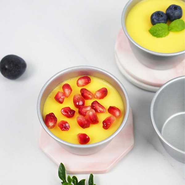 Et sæt med 6 buddingforme i kulstofstål, non-stick bageforme, cupcakeforme og muffinforme.