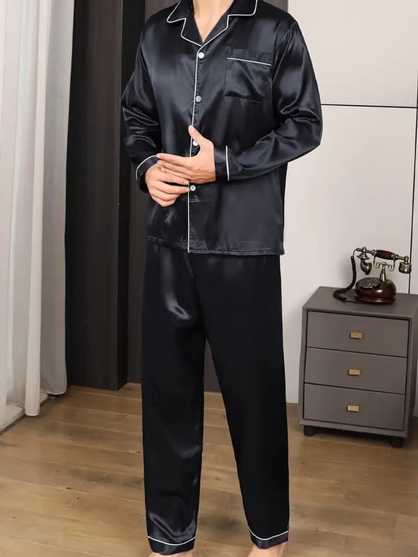 Pyjamassæt til mænd, satinrøde bukser, langærmet silke-loungewear med lommer, knapper og pipingkrave.