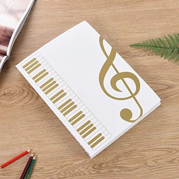 Hvid guitar nodebind, A4-størrelse, med 12 H1 nodepapirclips (sort).