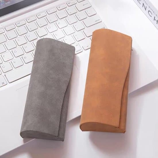 2-pack bruna och grå hårda glasögonfodral och påsar