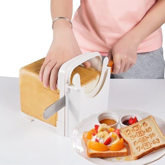 Vikbar justerbar brödskärare i trä och rostat brödguide