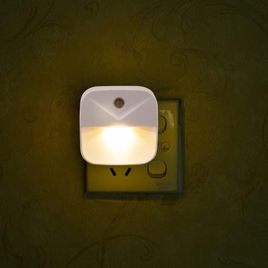 4-pack plug-in LED-nattlampor med rörelse- och dag/nattsensor (varmvit)
