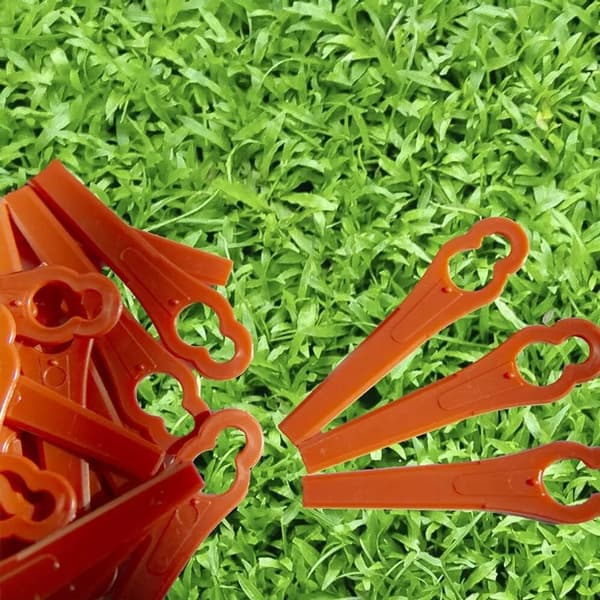Ledningsfri plæneklipper med 100 knive og plastklinger.