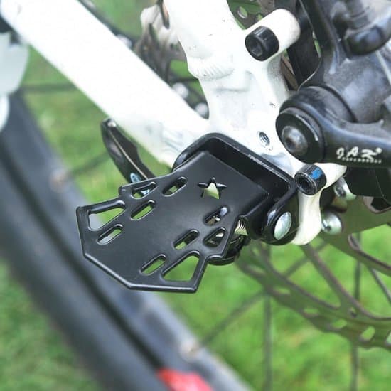 Fällbar baksits för mountainbikes med stålpedaler