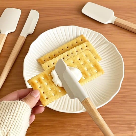 - 5-osainen silikonilastasarja puukahvalla