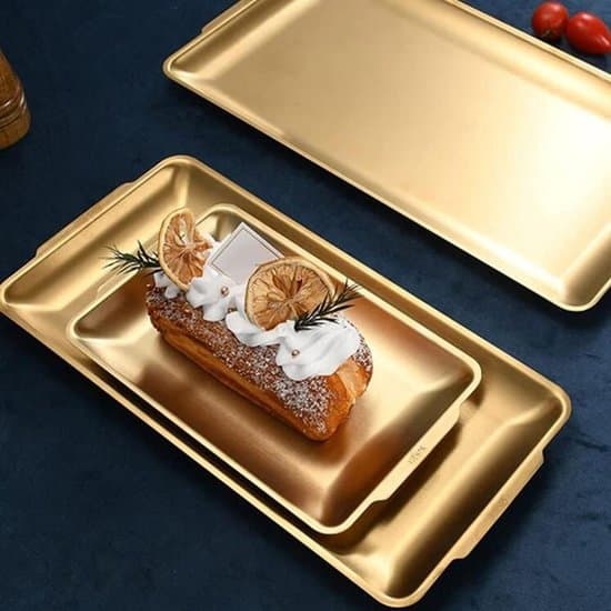 Rektangulär metallbricka 32x16 cm - Guldfärgad serveringsbricka för inomhus- och utomhusbruk, lättskött och hållbar