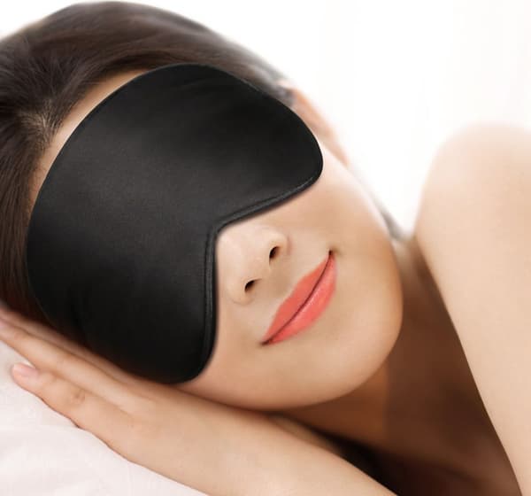 Sovemaske med justerbart pandebånd, designet til lysblokerende søvn, sort.